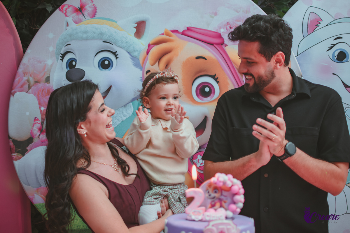 Uma familia com criança de 2 anos, cantando parabénsa na decoração com tema patrulha canina, durante festa infantil no Buffet Happy House em Santo André.