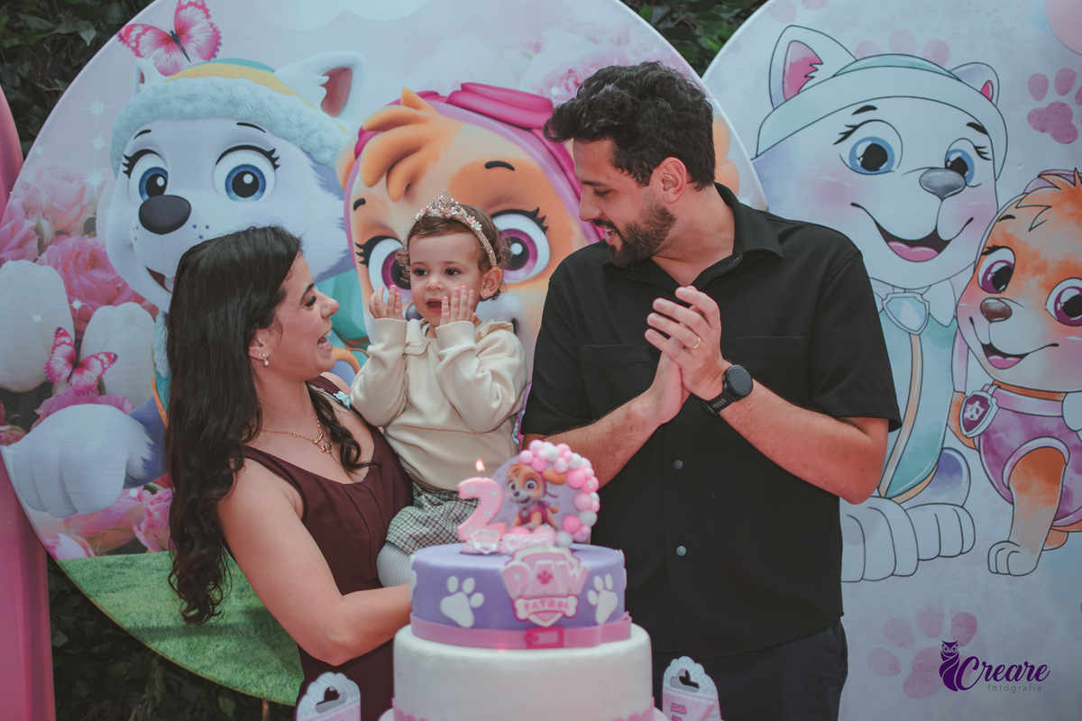Uma familia com criança de 2 anos, cantando parabénsa na decoração com tema patrulha canina, durante festa infantil no Buffet Happy House em Santo André.