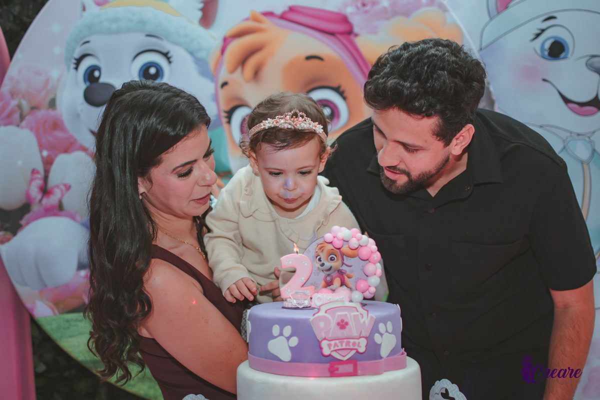 Uma familia com criança de 2 anos, cantando parabénsa na decoração com tema patrulha canina, durante festa infantil no Buffet Happy House em Santo André.