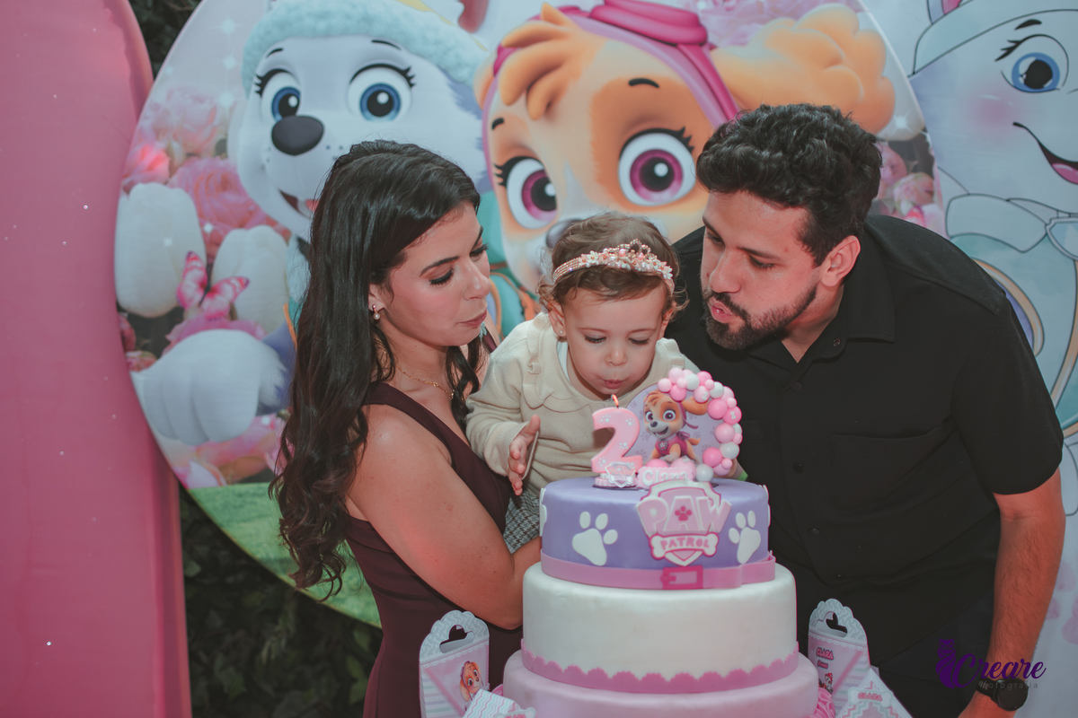 Uma familia com criança de 2 anos, cantando parabénsa na decoração com tema patrulha canina, durante festa infantil no Buffet Happy House em Santo André.