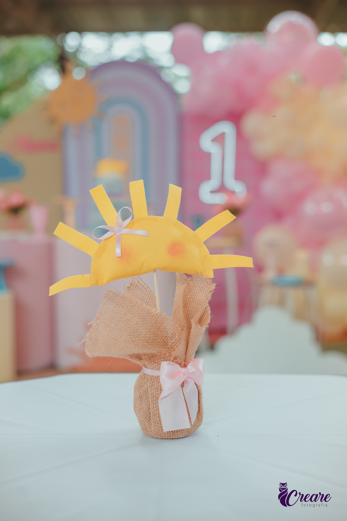 Detalhes decorativo de mesa com tema sol, para festa de aniversário de 1 ano.