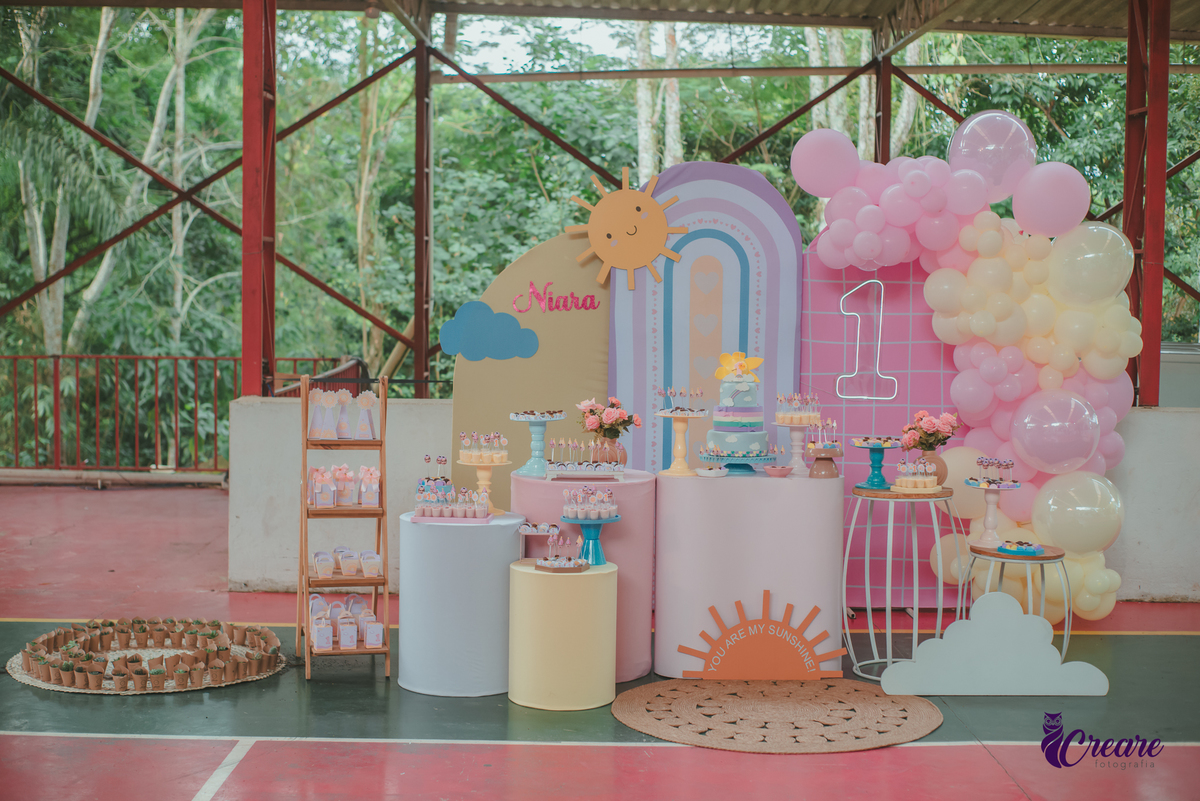 mesa decorativa de aniversário de 1 ano com tema primeira volta ao sol.