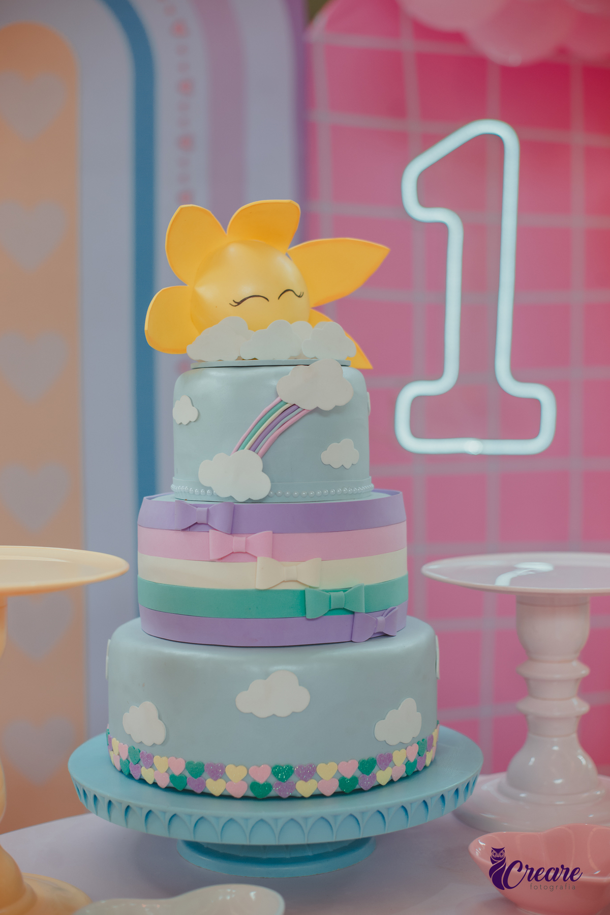 Bolo decorativo de festa de aniversário de 1 ano com tema primeira volta ao sol.
