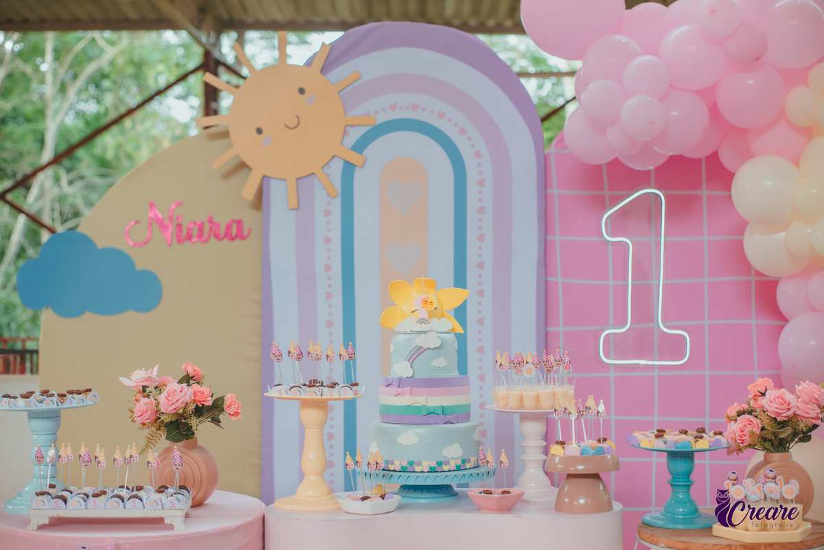 mesa decorativa de aniversário de 1 ano com tema primeira volta ao sol.