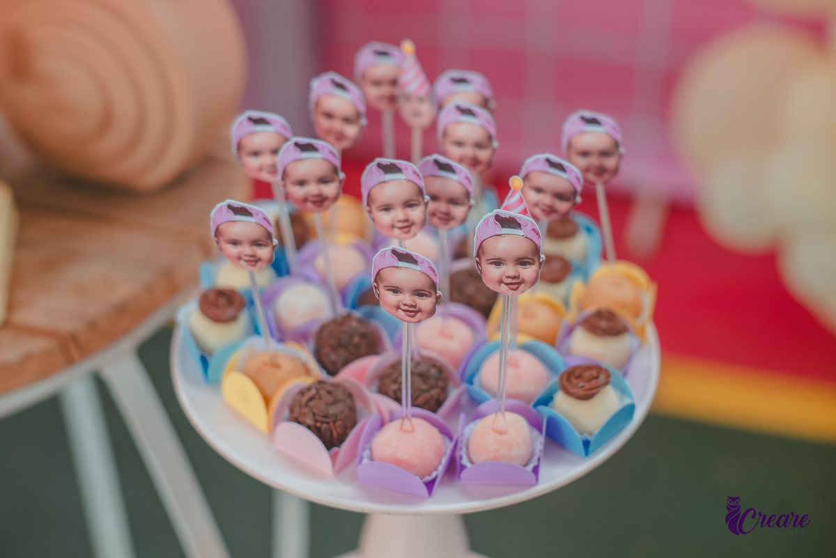 Docinhos de aniversário de 1 ano decorado com o rosto da criança.