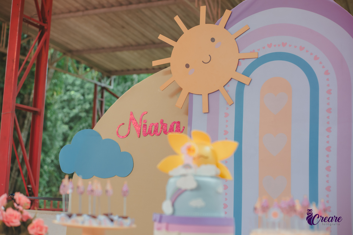 Decoração de aniversário com um sol e o nome Niara.
