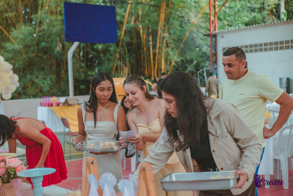 Várias mulheres ajudando na decoração da festa de aniversário de 1 ano.