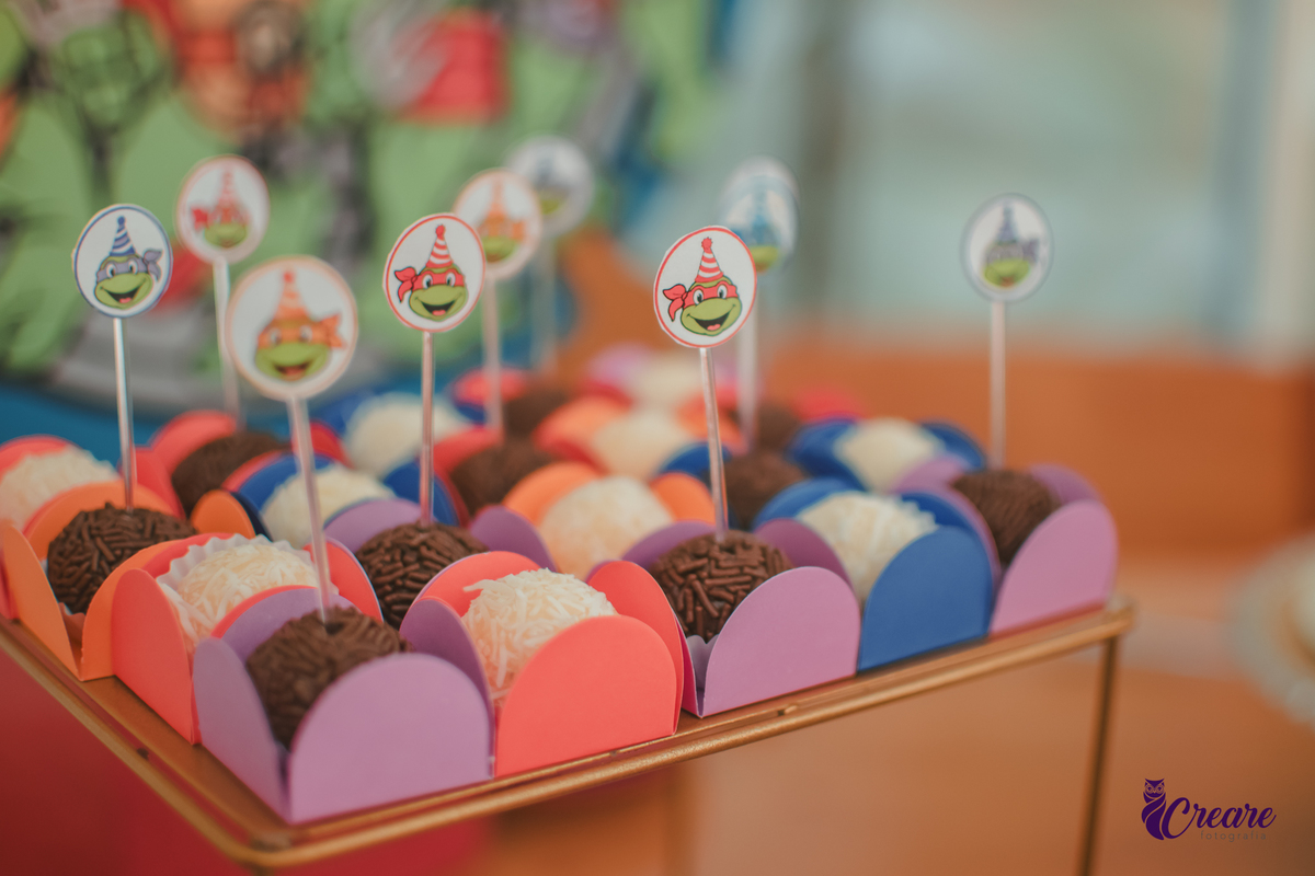docinhos de festa infantil decorados com o tema Tartarugas ninjas.
