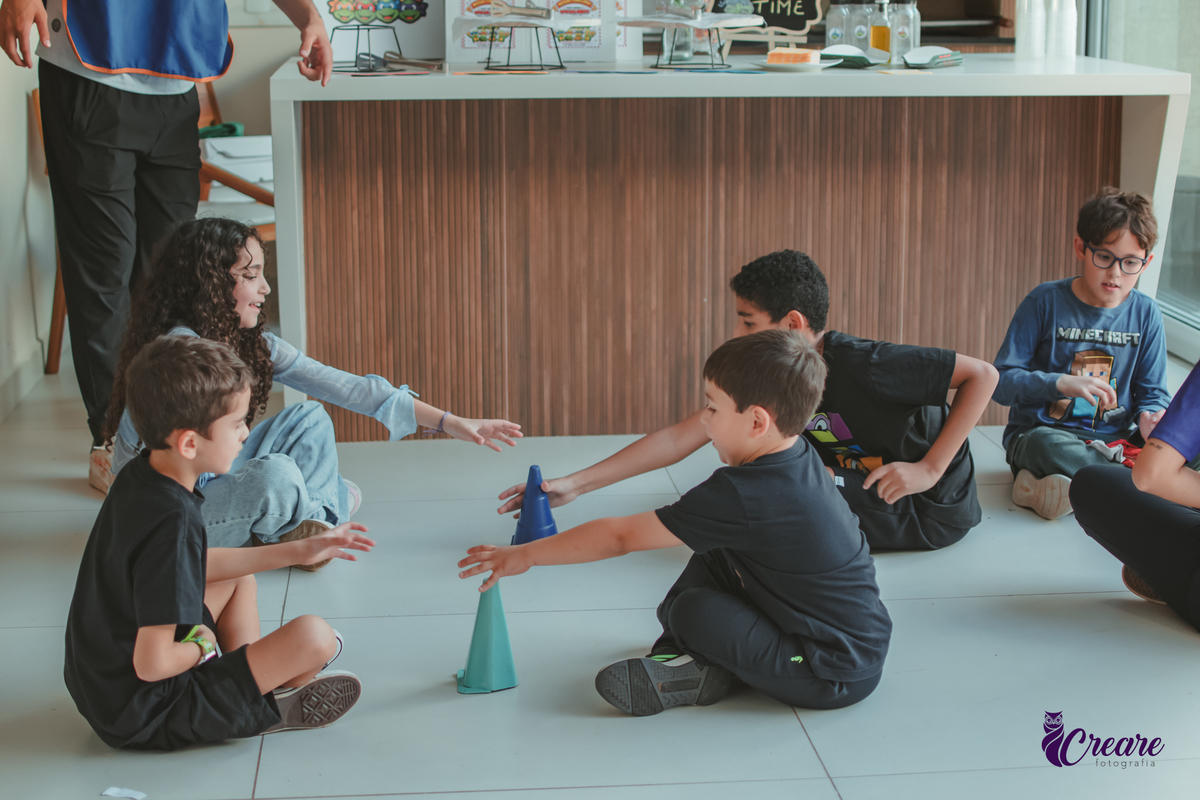 Crianças brincando juntas durante festa de aniversário em casa.