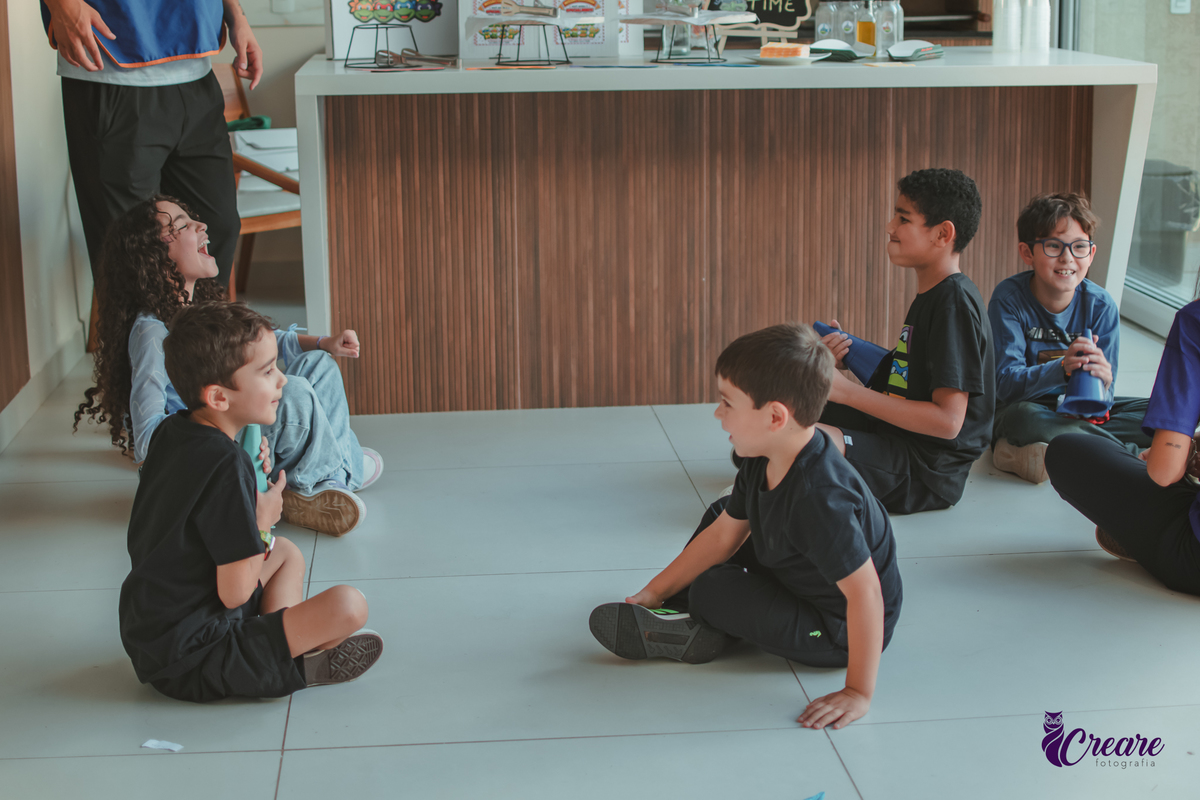 Crianças brincando juntas durante festa de aniversário em casa.