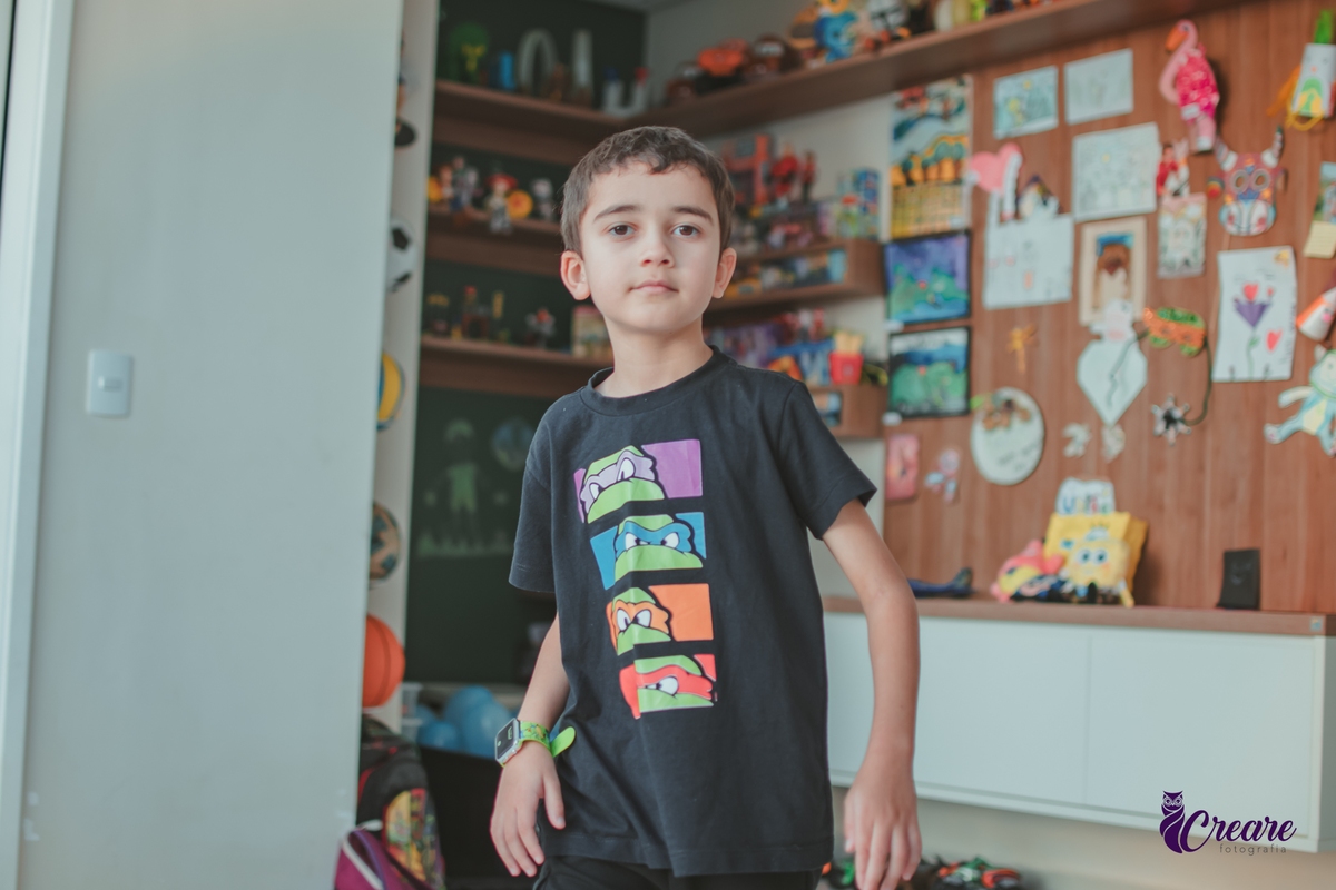 Uma criança sorrindo durante sua festa de aniversário em casa.