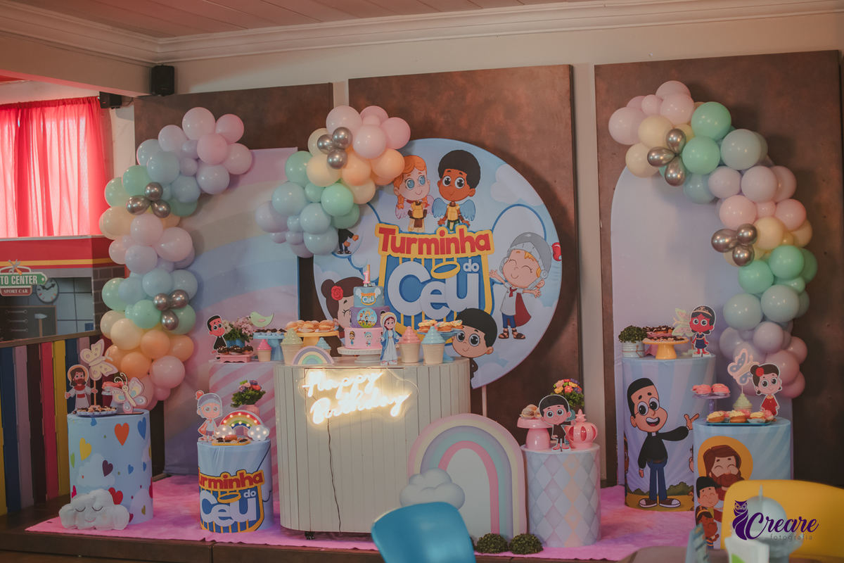 decoração de aniversário de 1 ano com tema turminha do céu.
