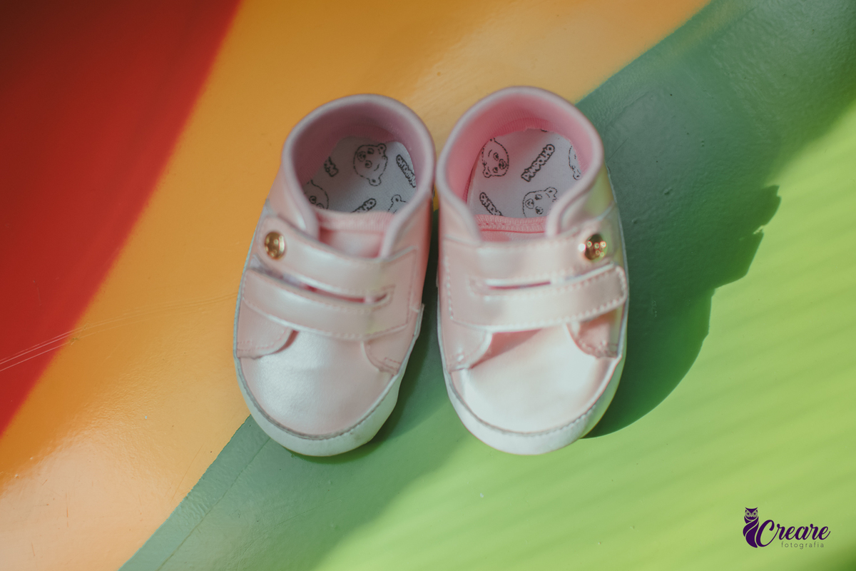 sapatinho rosa de uma bebê de 1 ano