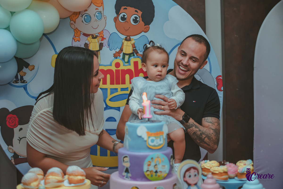Uma família cantando parabéns, durante festa de aniversário de 1 ano.