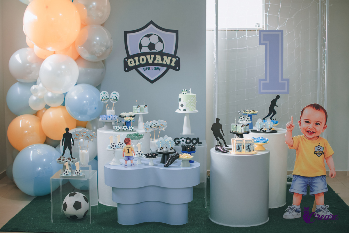 Decoração de aniversário ded 1 ano de menino com tema futebol, nas cores azul e amarela.