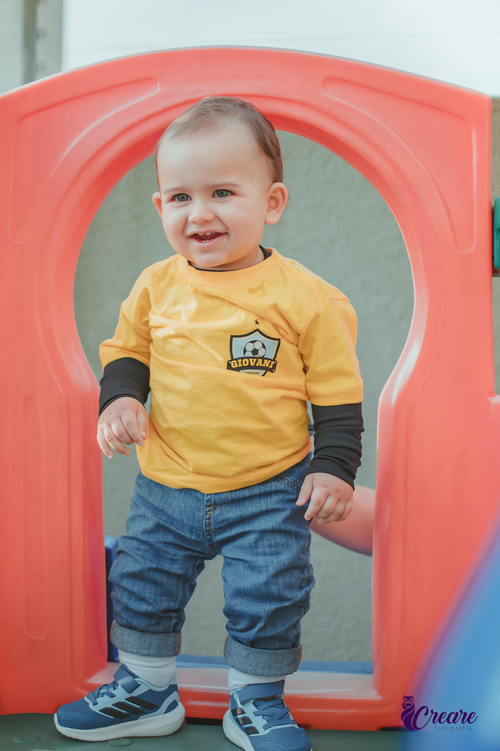 Um bebê sorrindo e brincando durante seu aniversário de 1 ano.