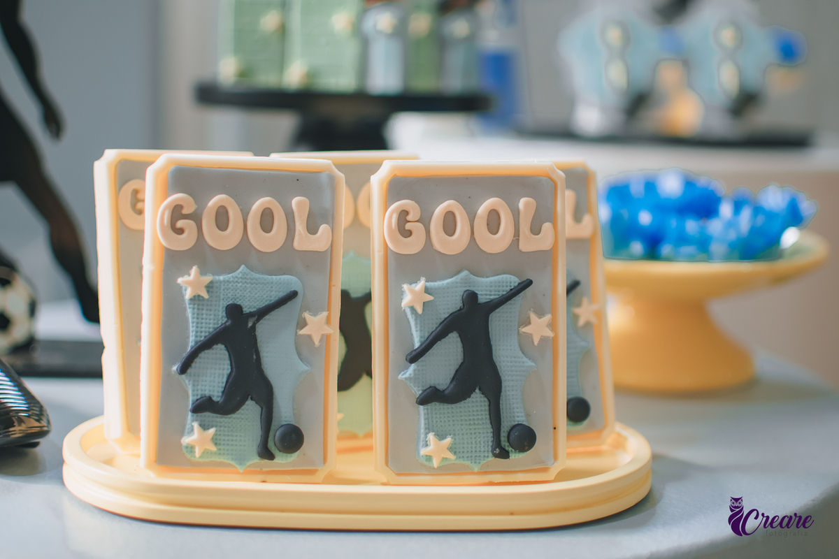 Placas de chocolatee com decoração de futebol escrito gool.