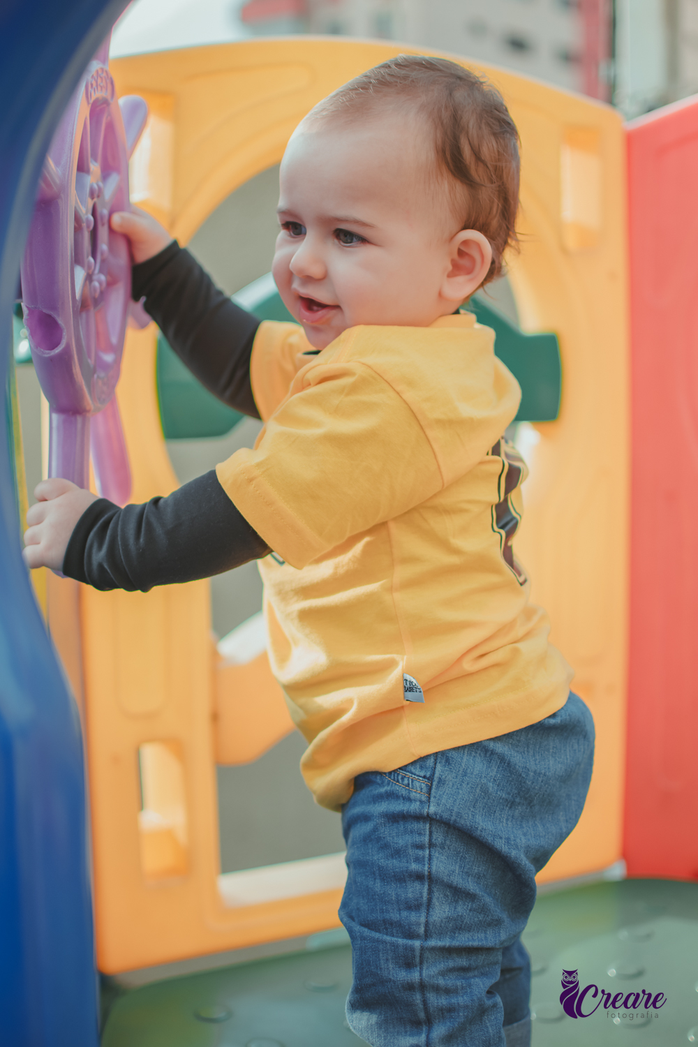 Um bebê sorrindo e brincando durante seu aniversário de 1 ano.