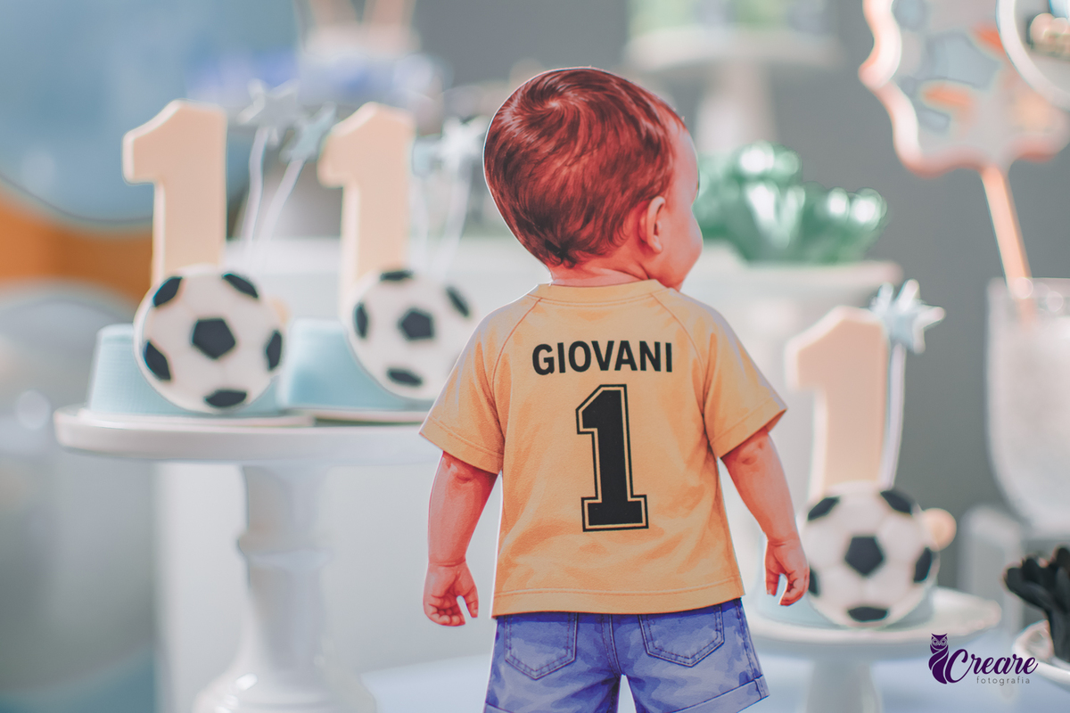 Decoração de festa de 1 ano com tema futebol, um desenho de uma criança de gostas com blusa amarela escrito Giovani e o número 1.