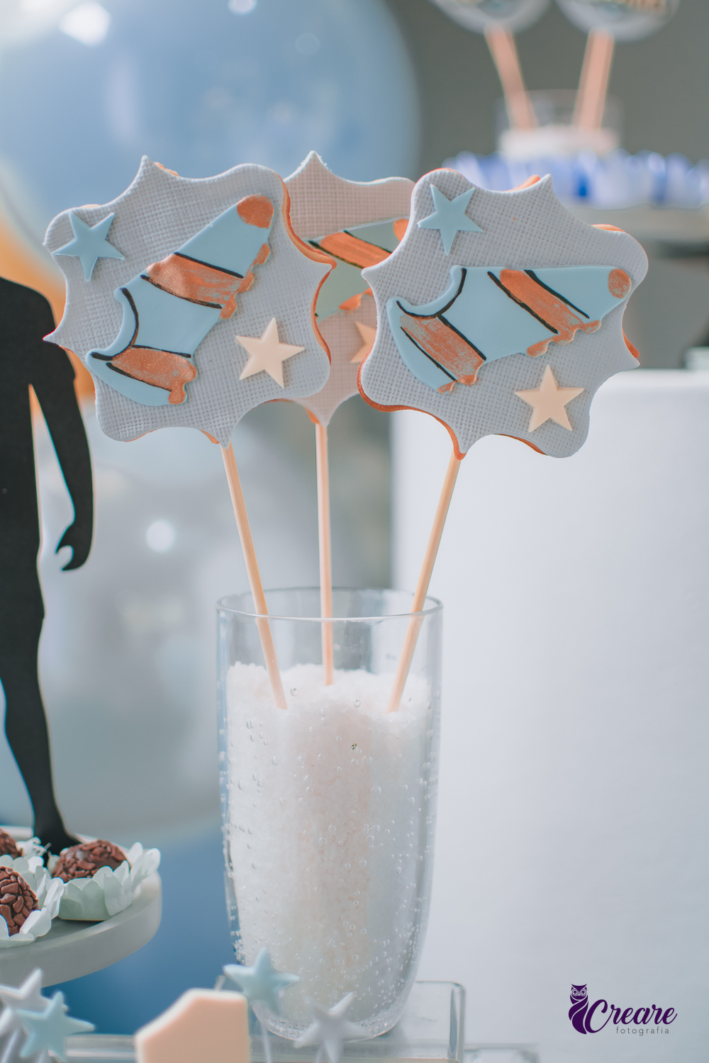 Pirulito de chocolate decorado com uma chuteira para aniversário de 1 ano.