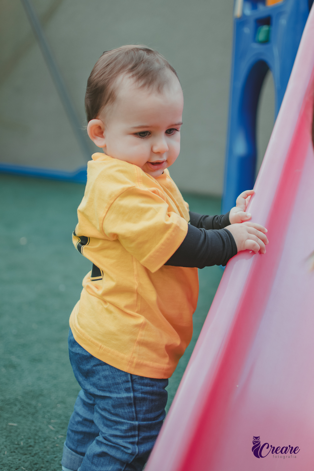 Um bebê brincando no parquinho durante sua festa de aniversário de 1 ano em Santo André.