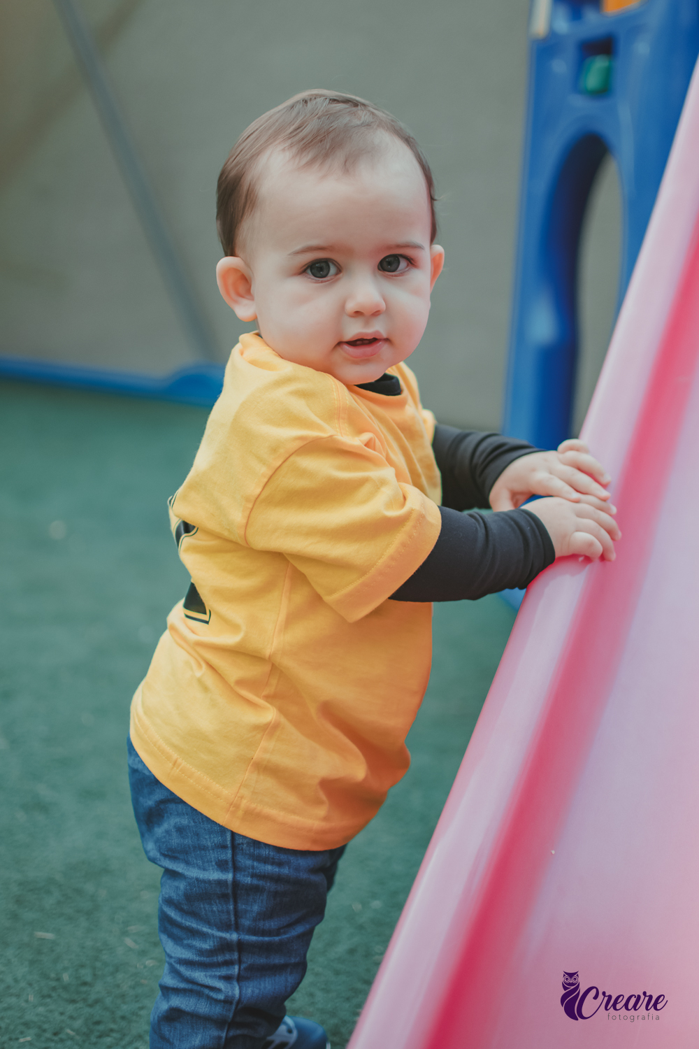 Um bebê brincando no parquinho durante sua festa de aniversário de 1 ano em Santo André.