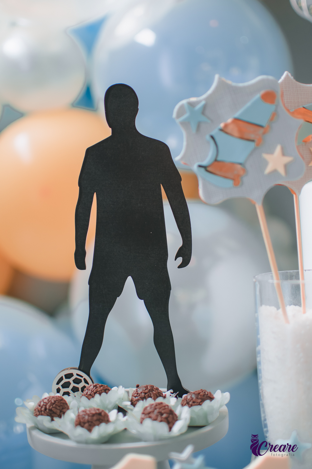 Silueta de um jogador de futebol em decoração de aniversário de 1 ano.