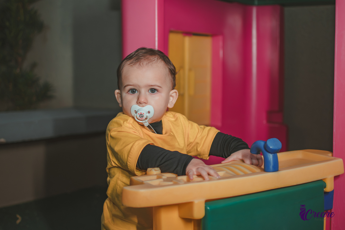 Um bebê brincando no parquinho durante sua festa de aniversário de 1 ano em Santo André.