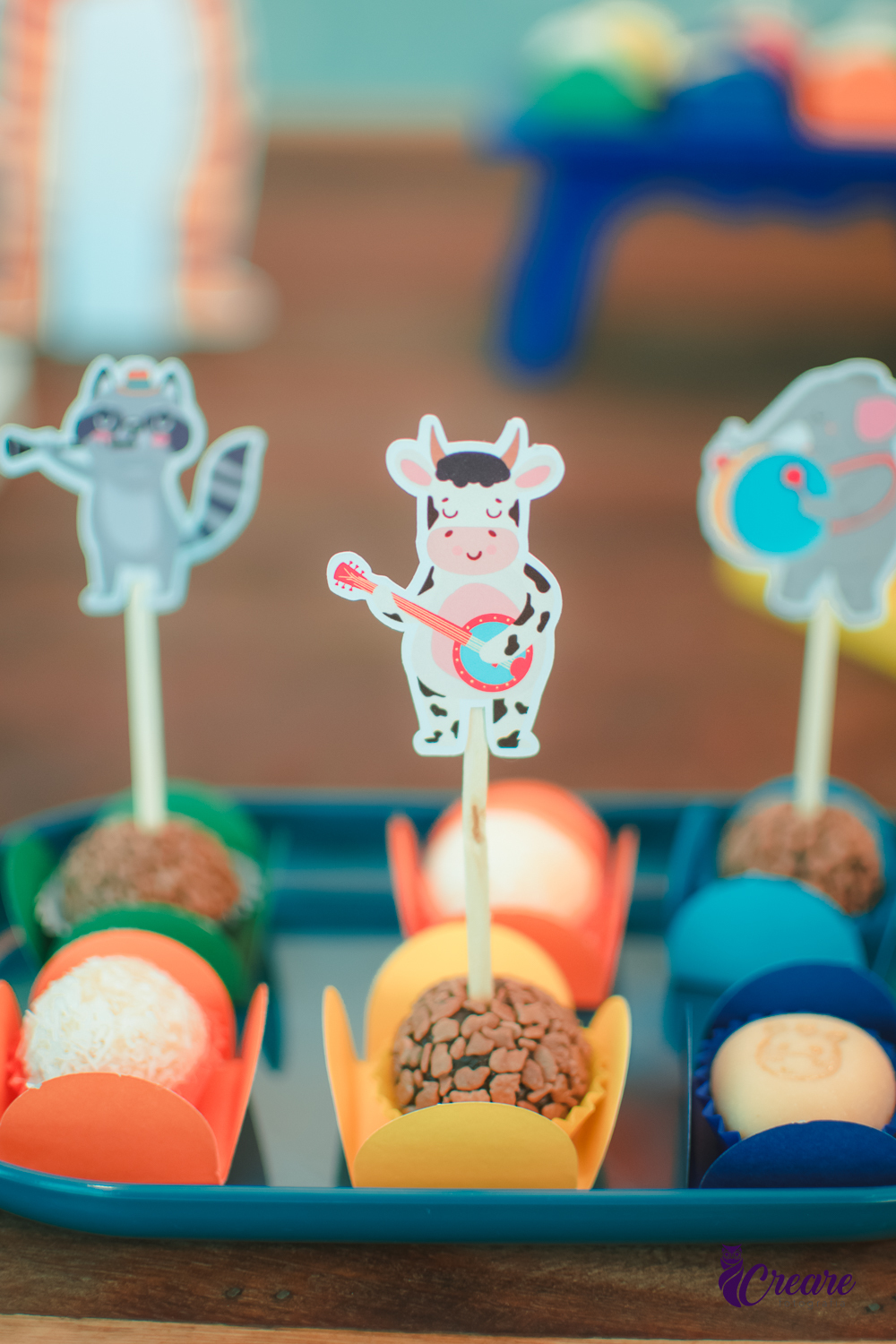 Docinhos de festa decorado com o tema banda do animais.