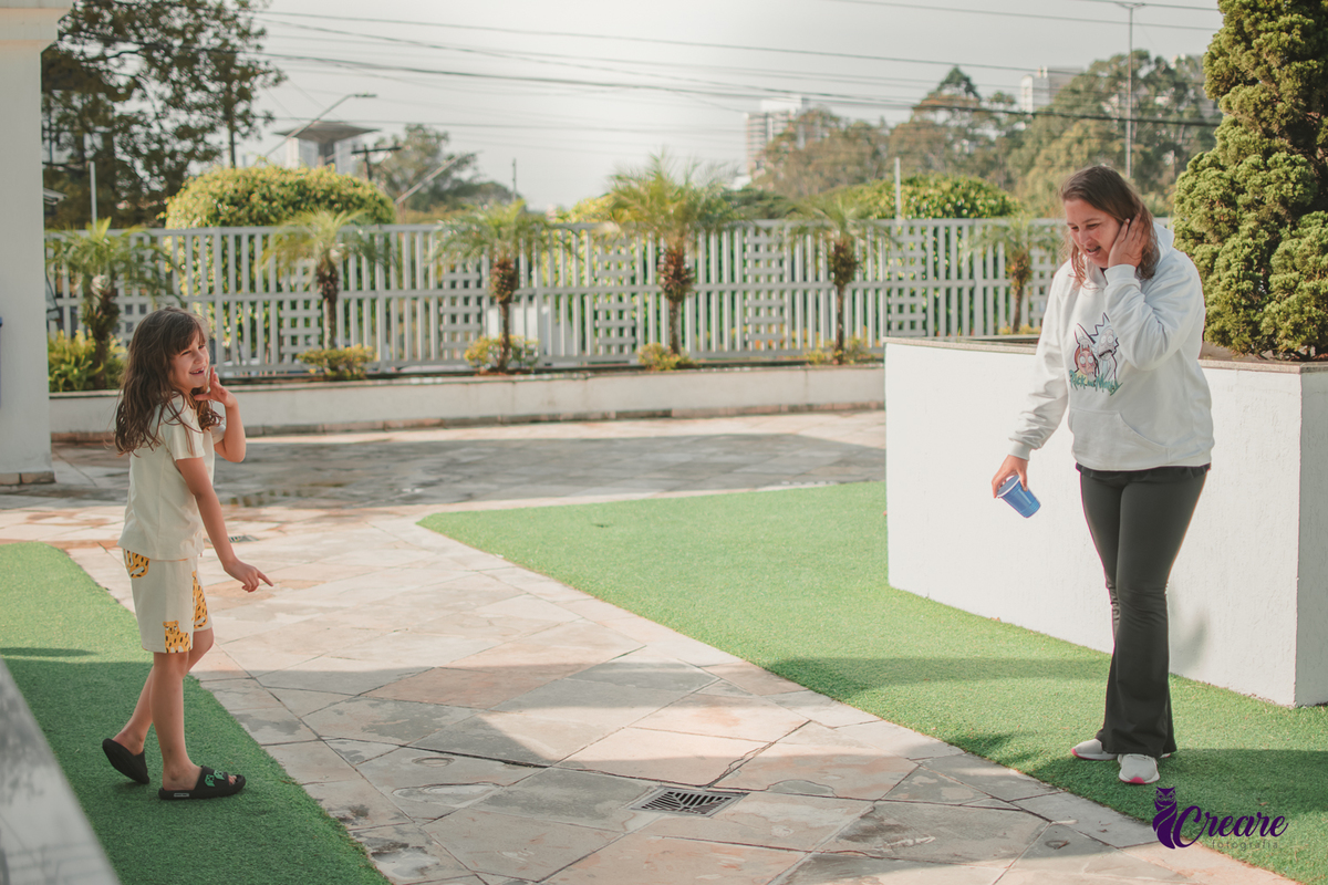 Um menino brincando com suatia durante sua festa de aniversário, no salão do condomínio.