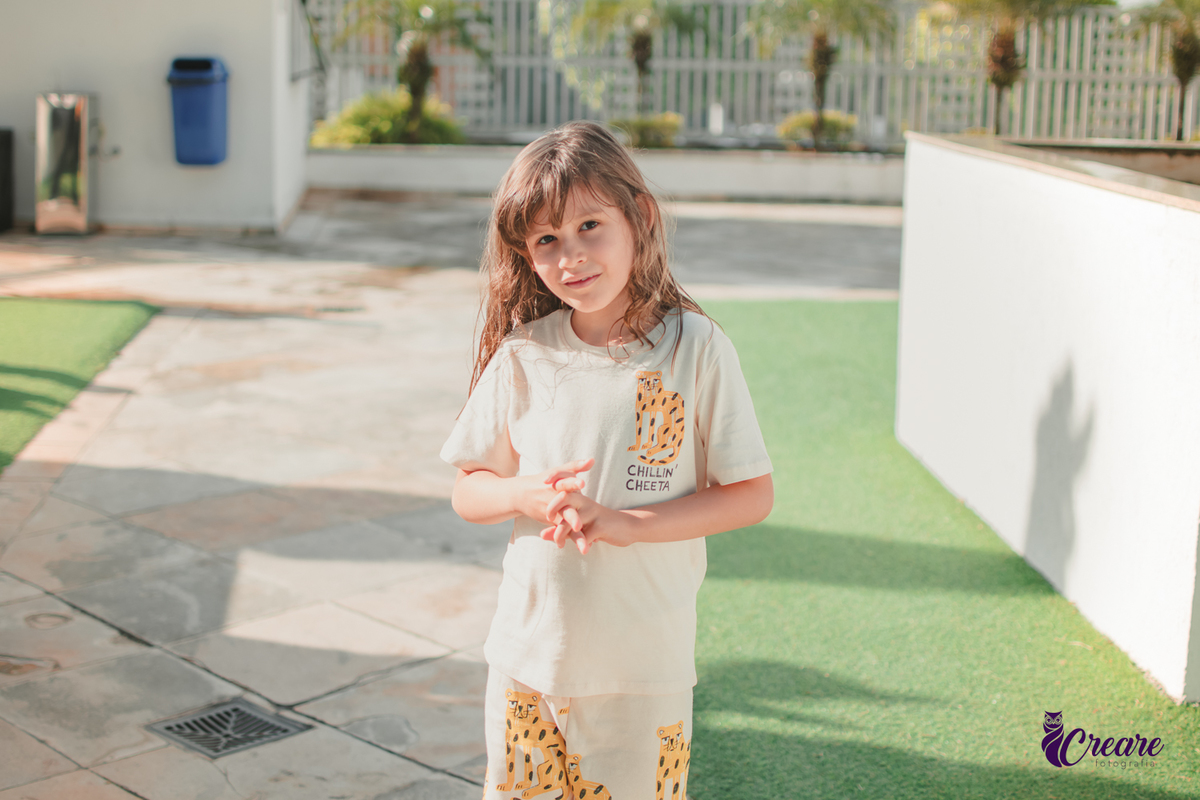 Um menino caminhando durante sua festa de aniversário em casa.