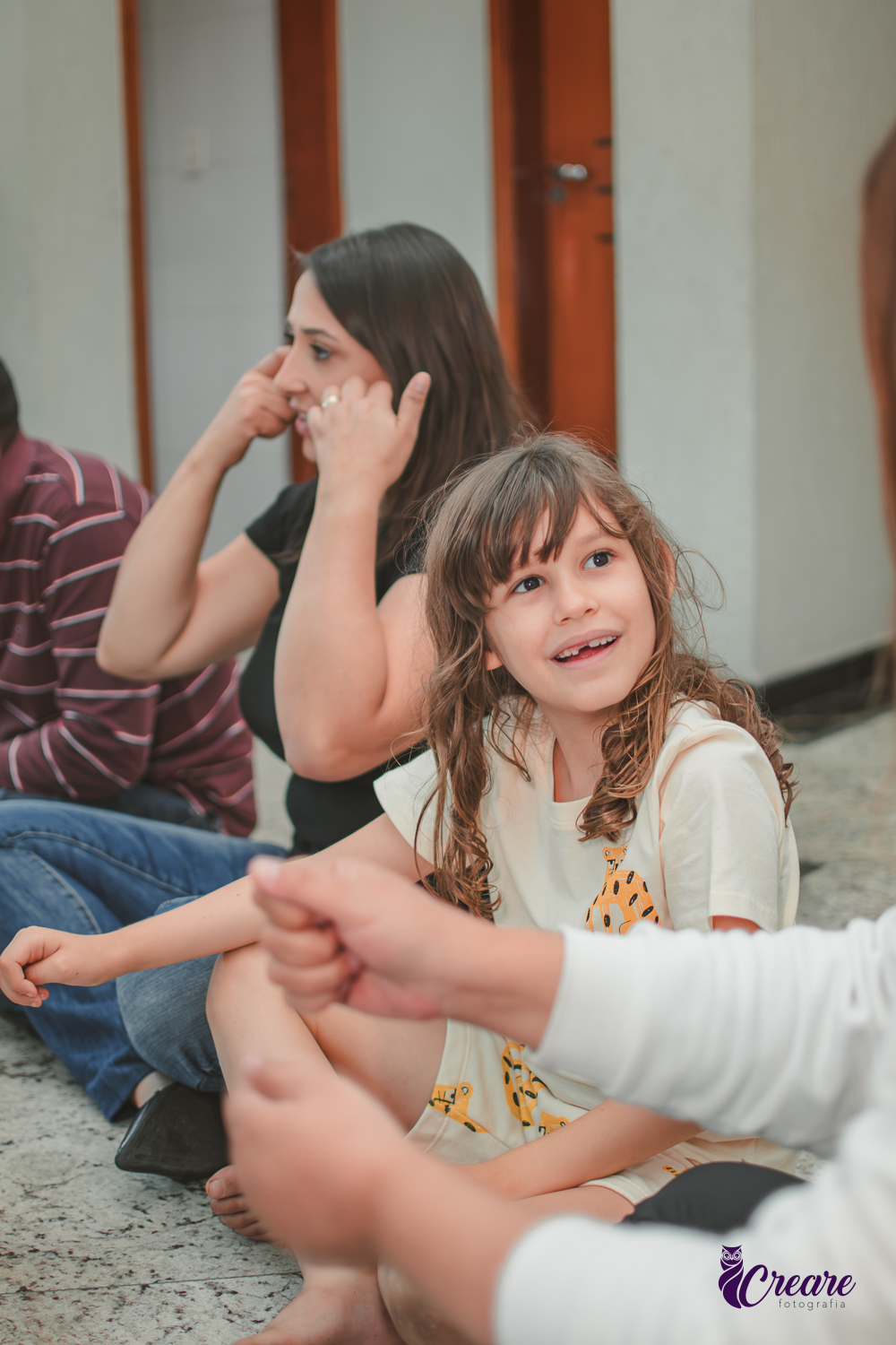 Brincandeiras musicais, feita com crianças e adulos, durante festa de aniversário infantil.