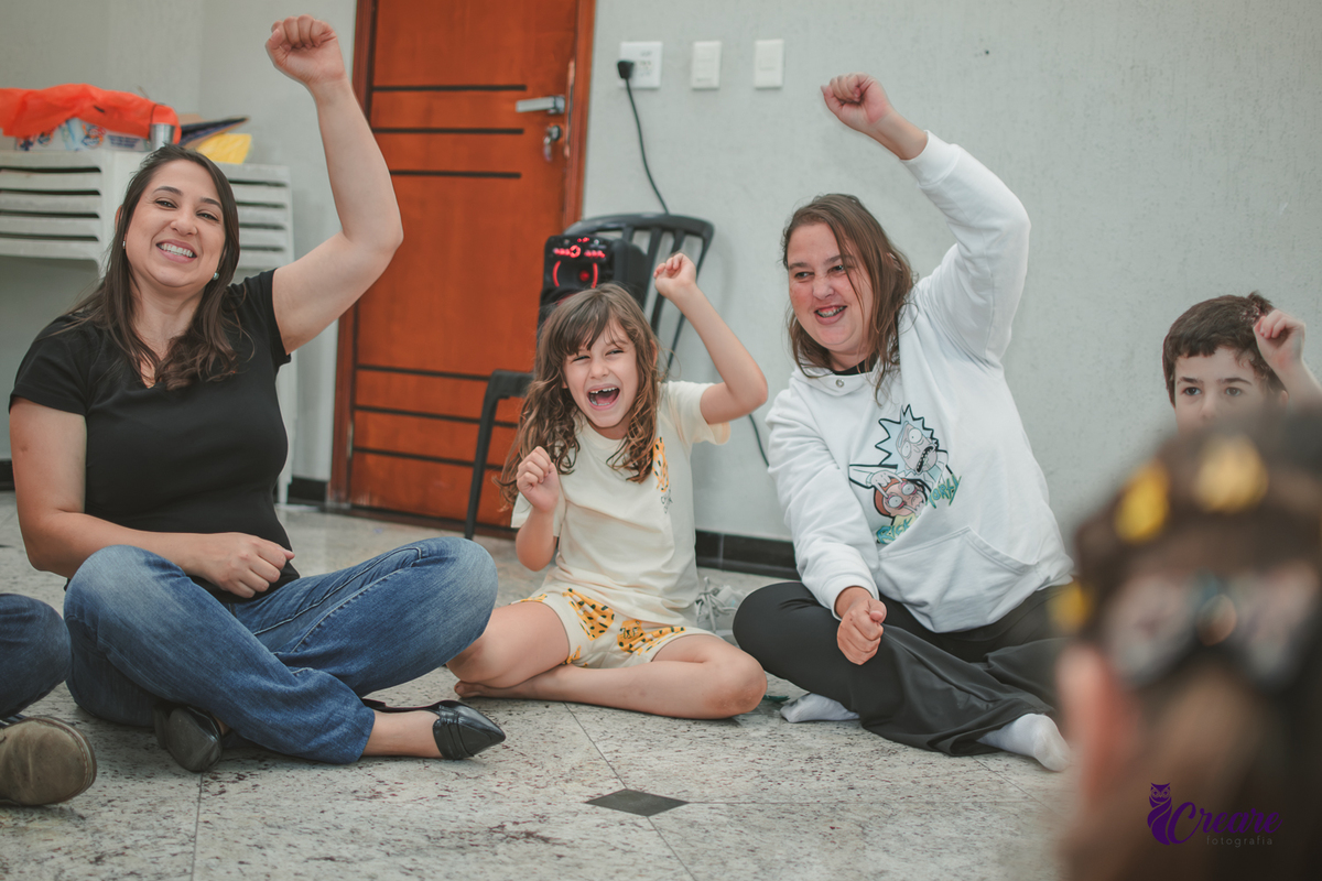 Brincandeiras musicais, feita com crianças e adulos, durante festa de aniversário infantil.
