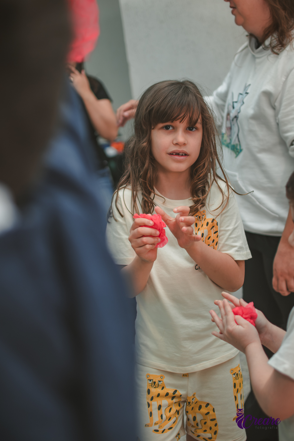 Brincadeira musical com tecidos vermelhos, realizado durante festa de aniversário infantil em casa.