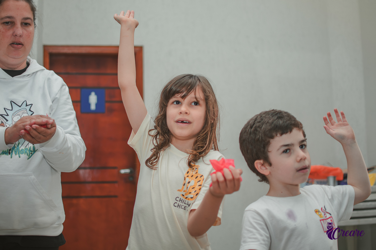 Brincadeira musical com tecidos vermelhos, realizado durante festa de aniversário infantil em casa.