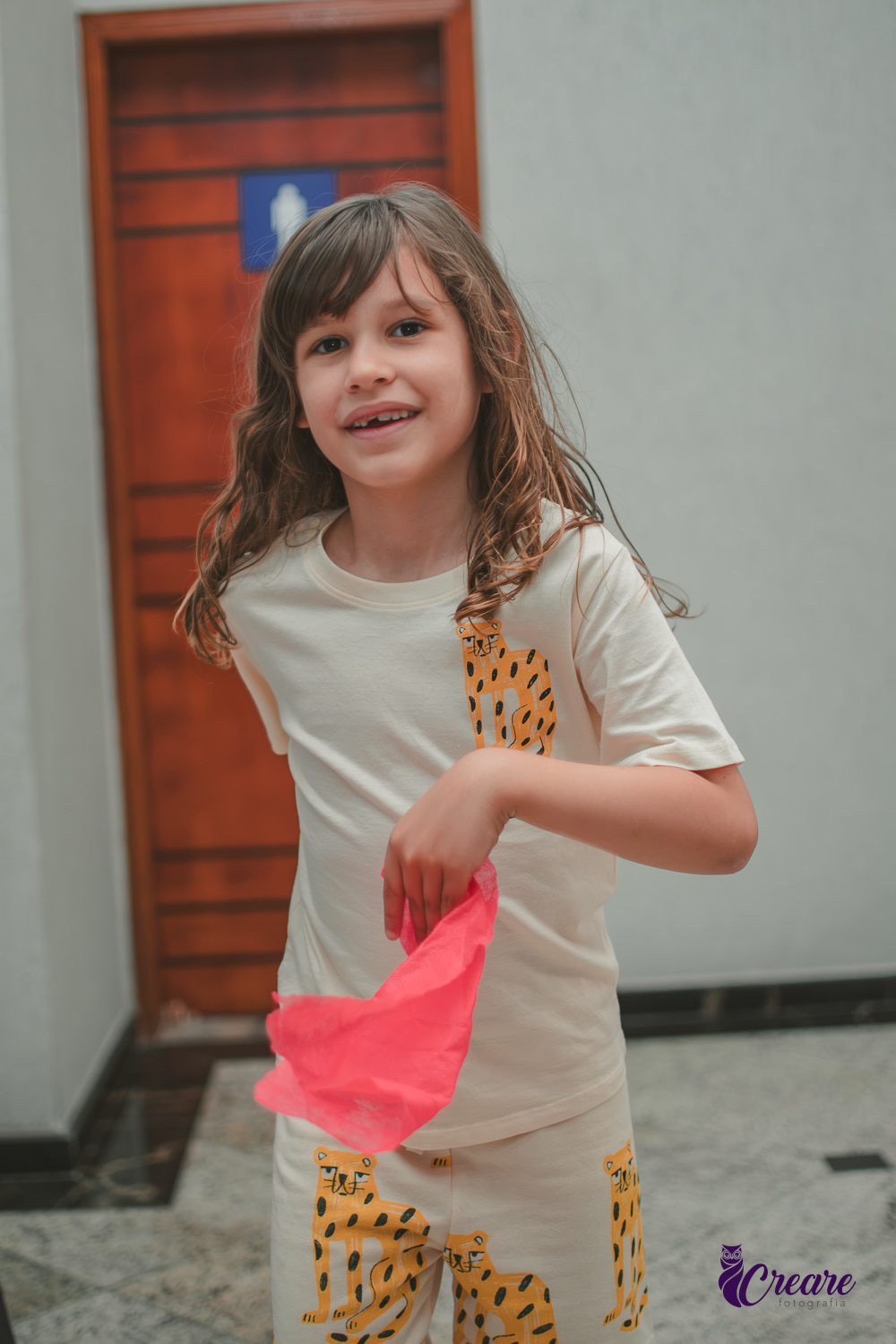 Brincadeira musical com tecidos vermelhos, realizado durante festa de aniversário infantil em casa.