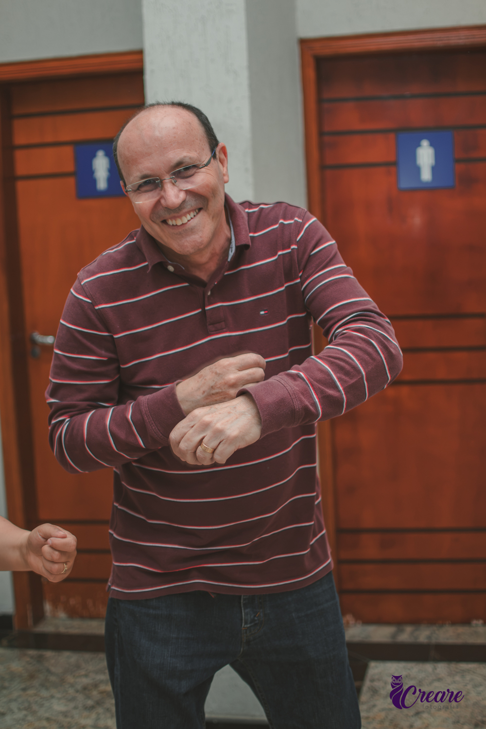 Um homem dançando, durante brincadeira musical na festa de aniversário do filho de 7 anos.