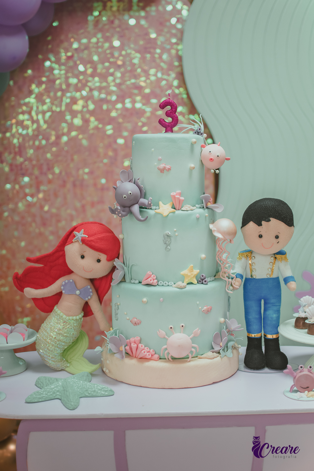 Bolo fake de aniversário com tema A Pequena sereia.
