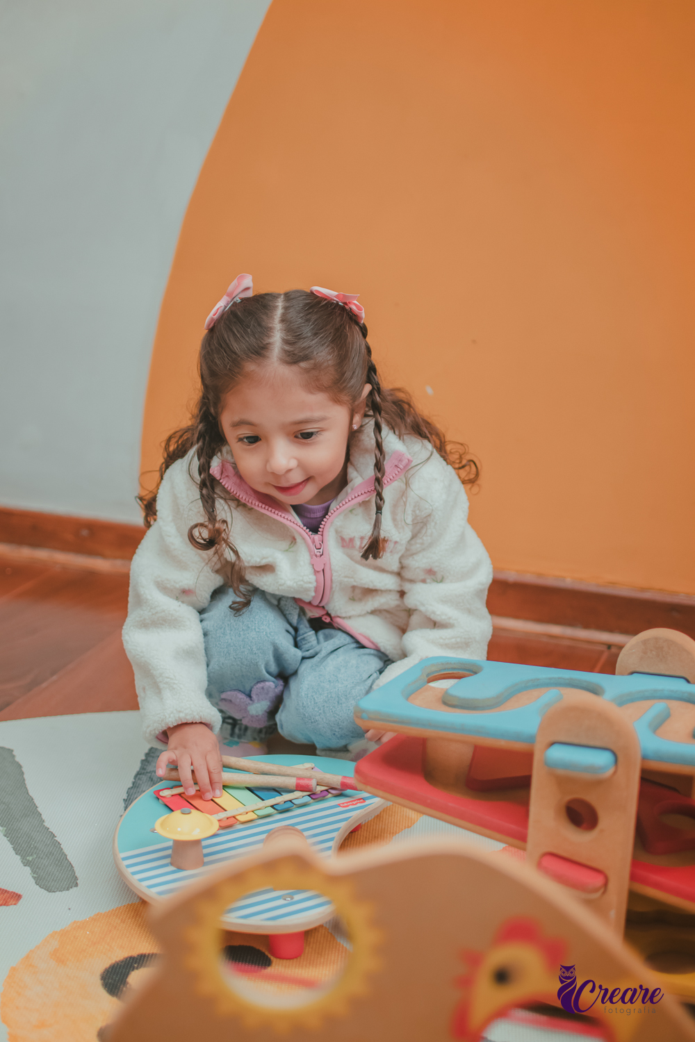 Uma menina brincando durante sua festa de aniversário no Buffet Patuska Brincadeiras em São Caetano do Sul.