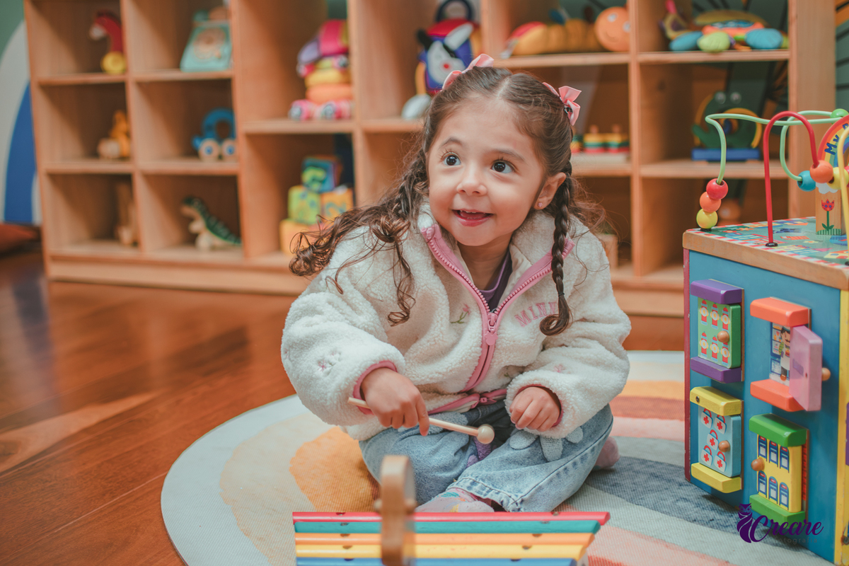 Uma menina brincando durante sua festa de aniversário no Buffet Patuska Brincadeiras em São Caetano do Sul.