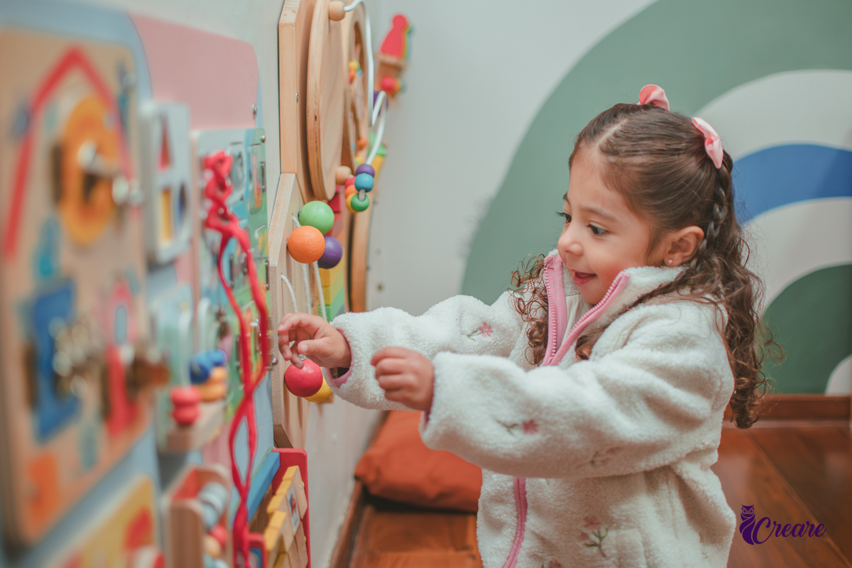 Uma menina brincando durante sua festa de aniversário no Buffet Patuska Brincadeiras em São Caetano do Sul.