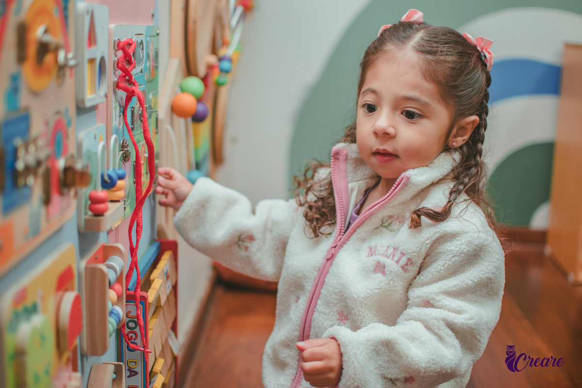 Uma menina brincando durante sua festa de aniversário no Buffet Patuska Brincadeiras em São Caetano do Sul.