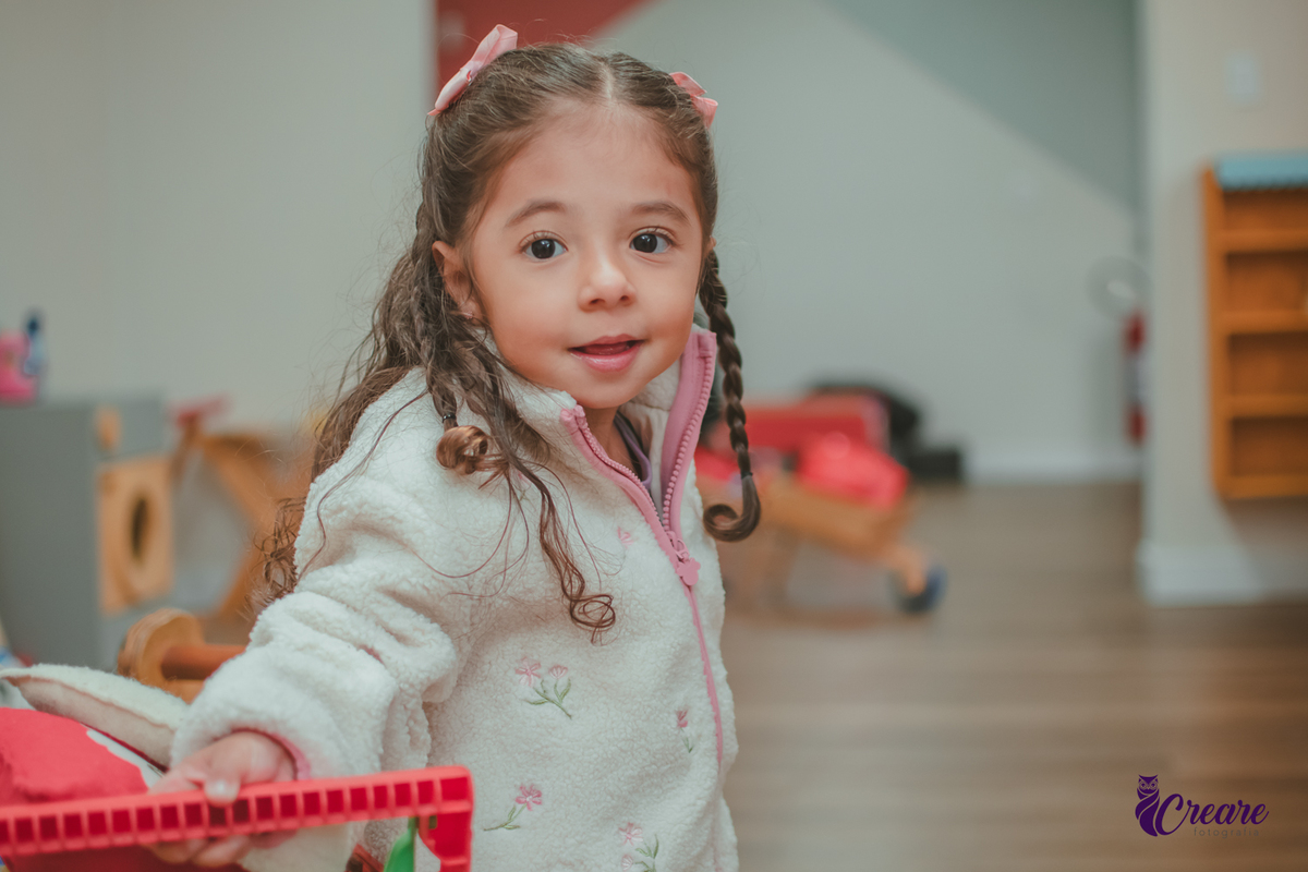 Uma menina brincando durante sua festa de aniversário no Buffet Patuska Brincadeiras em São Caetano do Sul.