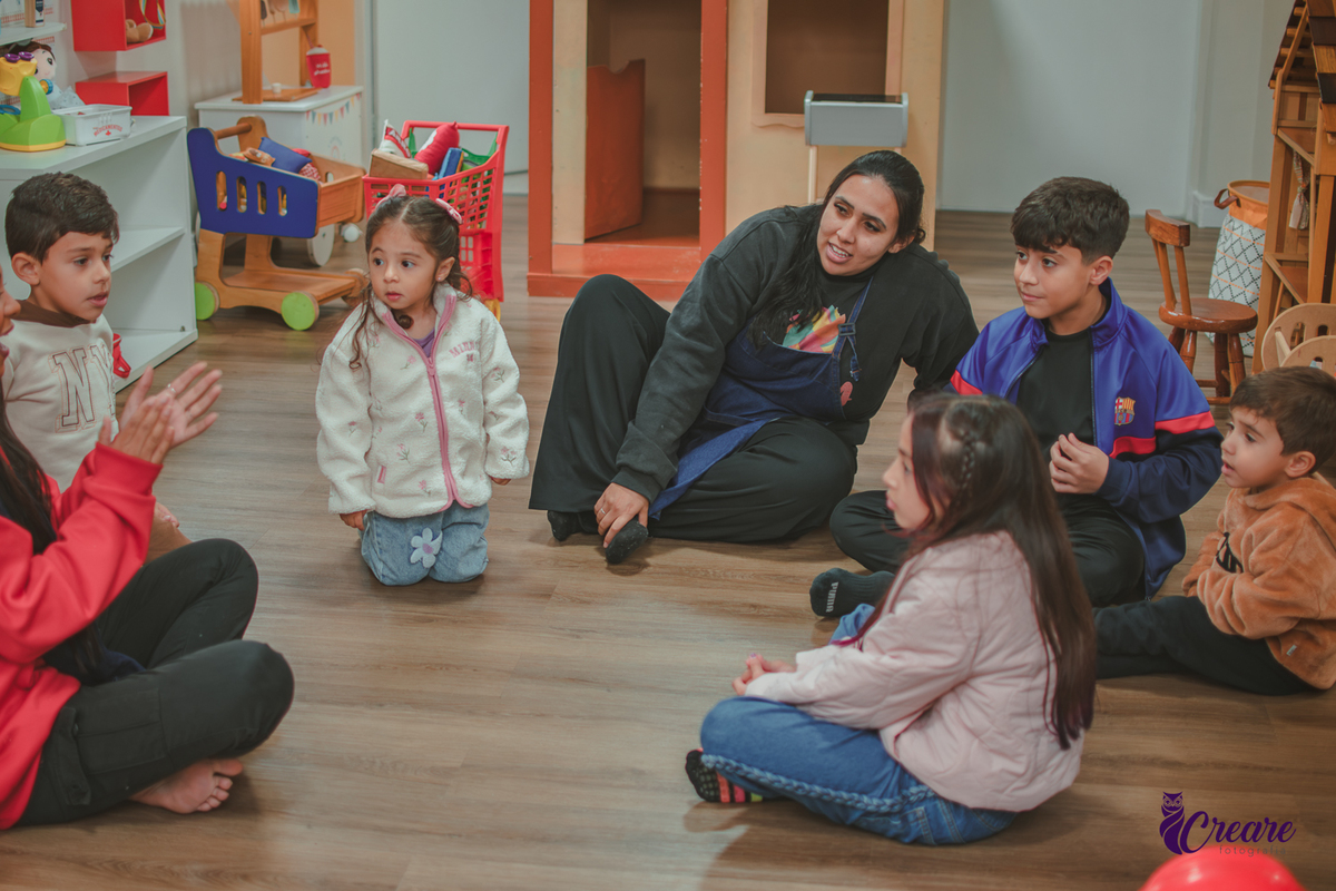 Crinaças brincando com circulo, durante festa de aniversário infantil. 