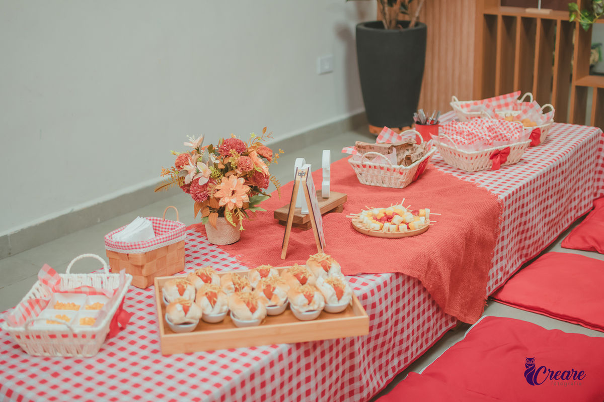 Mesa de picnic, em festa de aniversário infantil.