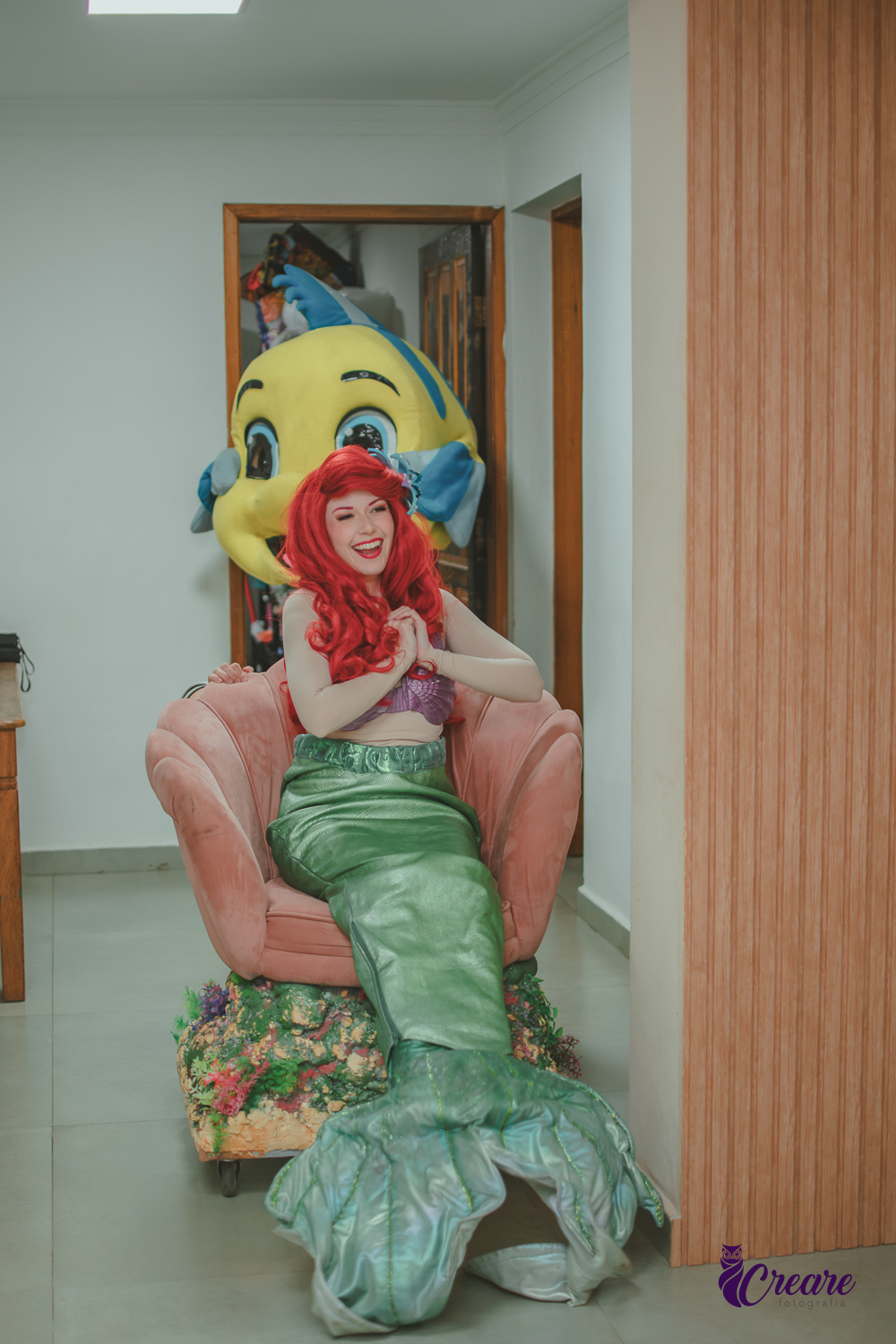 personagem vestida de A Pequena Sereia, em aniversário de criança.