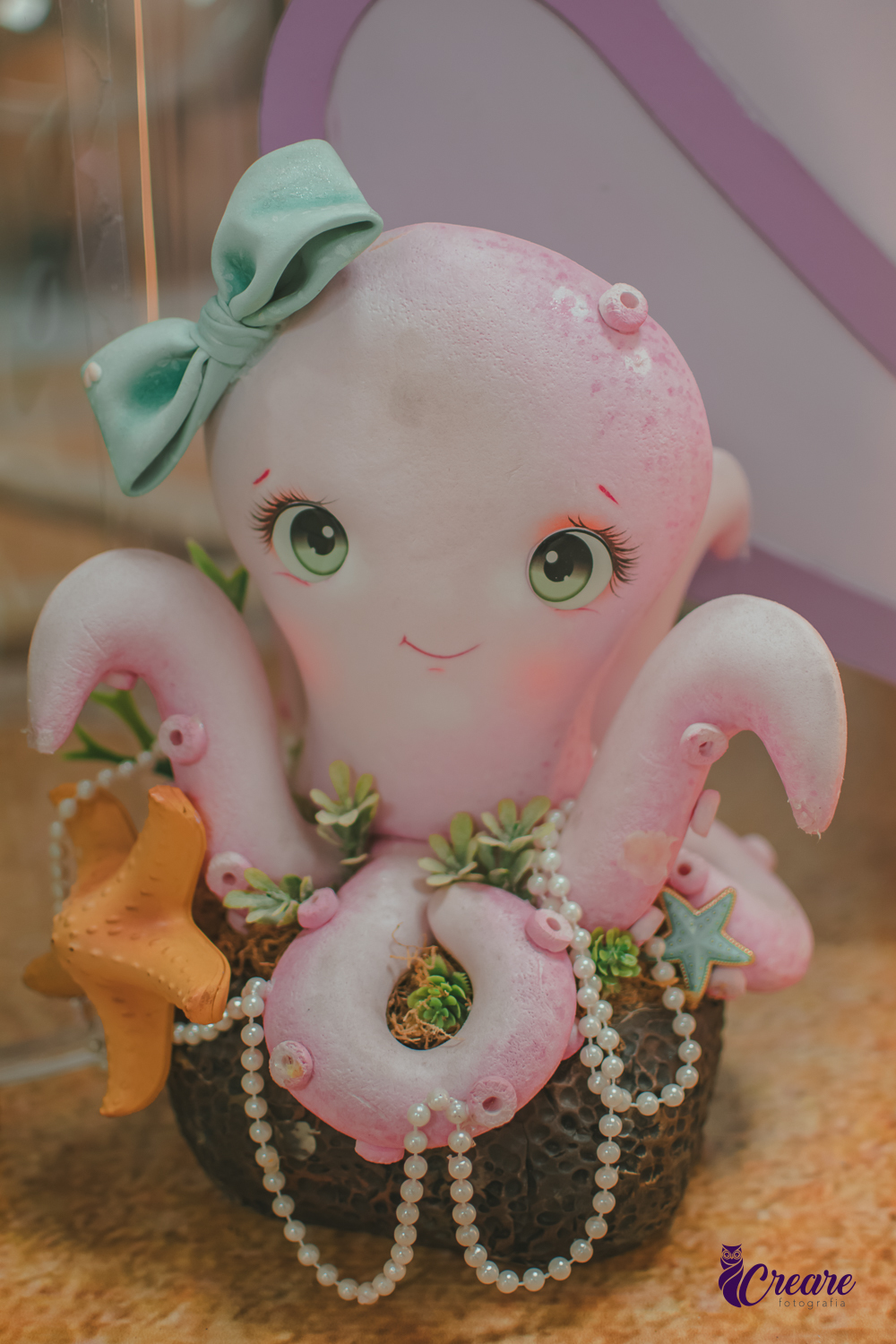 Polvo rosa, parte de decoração de uma festa infantil com tema A Pequena Sereia.