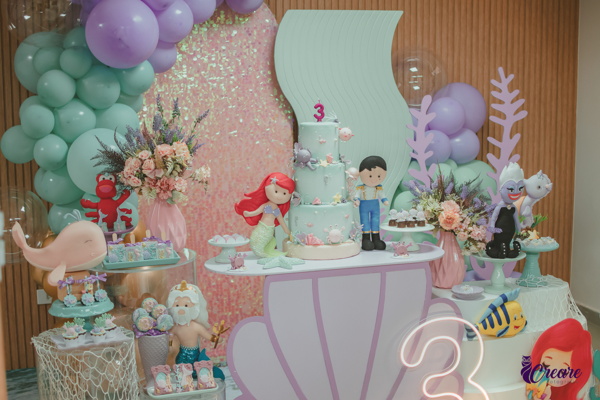 Decoração de festa infantil com tema A Pequena Sereia no buffet Patuska Brincadeiras.