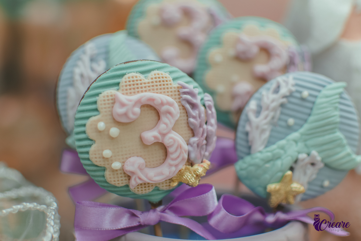 Docinhos de festa de 3 anos decorado com tema A Pequena Sereia.