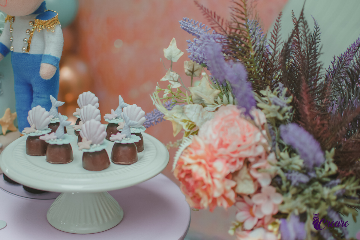 Docinhos de festa de 3 anos decorado com tema A Pequena Sereia.